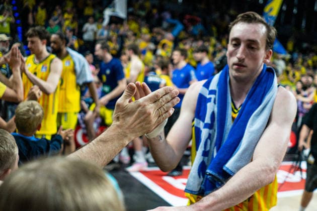 Jubel mit den Fans Moses Wood (Alba Berlin, 11) 30.05.2026, Alba Berlin vs Bamberg Baskets, Basketball, BBL, Max-Schmeling Halle, Berlin DFL regulations prohibit any use of photographs as image sequences and or quasi-video. Copyright: HMBxMedia xFinnxWeidmann
