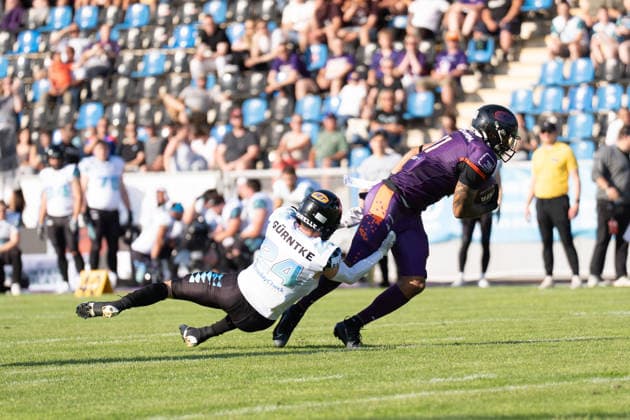 30.05.2026, xhfmx, American Football EFA European Football Alliance, Frankfurt Galaxy - Munich Ravens v.l. Jonas Gürntke (Munich Ravens, 24) stoppt Normen Schumm (Frankfurt Galaxy, 11) (DFL DFB REGULATIONS PROHIBIT ANY USE OF PHOTOGRAPHS as IMAGE SEQUENCES and or QUASI-VIDEO) Frankfurt am Main