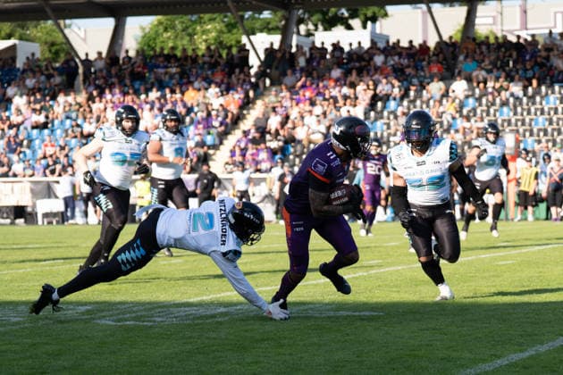 30.05.2026, xhfmx, American Football EFA European Football Alliance, Frankfurt Galaxy - Munich Ravens v.l. Christoph Nitzlnader (Munich Ravens, 2) und Diego Emmanuel (Munich Ravens, 58) stoppen Normen Schumm (Frankfurt Galaxy, 11) (DFL DFB REGULATIONS PROHIBIT ANY USE OF PHOTOGRAPHS as IMAGE SEQUENCES and or QUASI-VIDEO) Frankfurt am Main