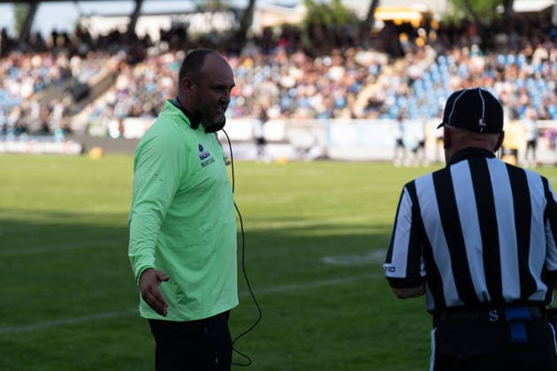 30.05.2026, xhfmx, American Football EFA European Football Alliance, Frankfurt Galaxy - Munich Ravens Thomas Koesling (Trainer Frankfurt Galaxy) im Austausch mit dem Referee (DFL DFB REGULATIONS PROHIBIT ANY USE OF PHOTOGRAPHS as IMAGE SEQUENCES and or QUASI-VIDEO) Frankfurt am Main