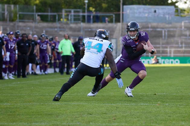 Frankfurt Galaxy - Munich Ravens, American Football, European Football Alliance (EFA), Saison 2026, 30.05.2026. 12 Ethan Garbers (QB, Frankfurt Galaxy) wird von 44 Maleka Mbala (LB, Munich Ravens) am weiterlaufen gehindert. Hessen Deutschland