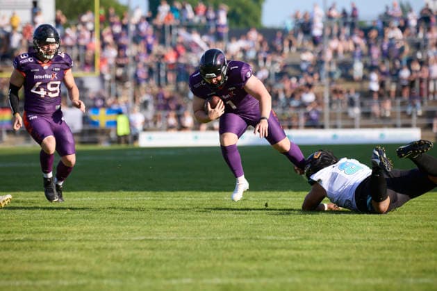 Frankfurt Galaxy - Munich Ravens, American Football, European Football Alliance (EFA), Saison 2026, 30.05.2026. 1 Ryan Rimmler (K, Frankfurt Galaxy) wird beim Trickspielzug von 8 Etuale Lui (DL, Munich Ravens) zu Fall gebracht. Hessen Deutschland
