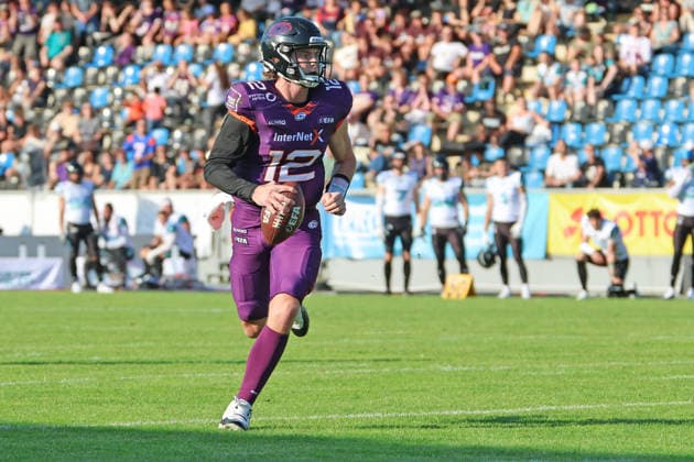 Quarterback Ethan Garbers (Frankfurt Galaxy Nr. 12) muss immer eigene Läufen zum Erfolg bringen , Frankfurt Galaxy - Munich Ravens, American Football, EFA, The European Football Alliance, Saison 2026, Bornheimer Hang, 30.05.2026, Frankfurt Bornheimer Hang Deutschland