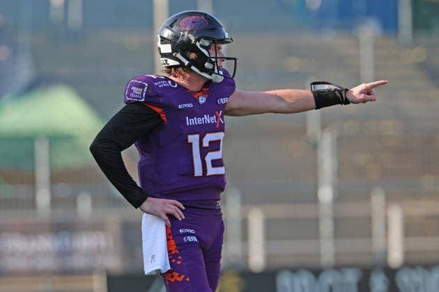 Quarterback Ethan Garbers (Frankfurt Galaxy Nr. 12) gibt die Richtung vor, Frankfurt Galaxy - Munich Ravens, American Football, EFA, The European Football Alliance, Saison 2026, Bornheimer Hang, 30.05.2026, Frankfurt Bornheimer Hang Deutschland