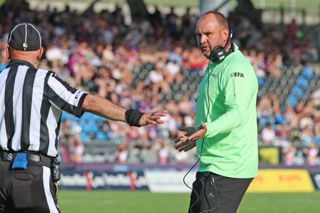 unzufriedener Chefcoach Thomas Gösling (Frankfurt Galaxy) in Disukussionen mit den Schiedsrichtern , Frankfurt Galaxy - Munich Ravens, American Football, EFA, The European Football Alliance, Saison 2026, Bornheimer Hang, 30.05.2026, Frankfurt Bornheimer Hang Deutschland