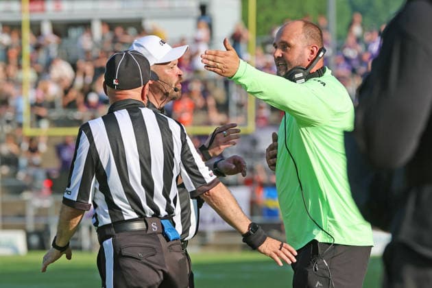 unzufriedener Chefcoach Thomas Gösling (Frankfurt Galaxy) in Disukussionen mit den Schiedsrichtern , Frankfurt Galaxy - Munich Ravens, American Football, EFA, The European Football Alliance, Saison 2026, Bornheimer Hang, 30.05.2026, Frankfurt Bornheimer Hang Deutschland