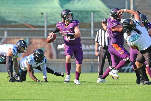 Quarterback Ethan Garbers (Frankfurt Galaxy Nr. 12) ist immer zu eigenen Läufen gezwungen, Frankfurt Galaxy - Munich Ravens, American Football, EFA, The European Football Alliance, Saison 2026, Bornheimer Hang, 30.05.2026, Frankfurt Bornheimer Hang Deutschland