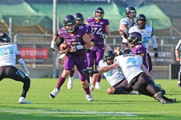 Quarterback Ethan Garbers (Frankfurt Galaxy Nr. 12) ist immer zu eigenen Läufen gezwungen, Frankfurt Galaxy - Munich Ravens, American Football, EFA, The European Football Alliance, Saison 2026, Bornheimer Hang, 30.05.2026, Frankfurt Bornheimer Hang Deutschland