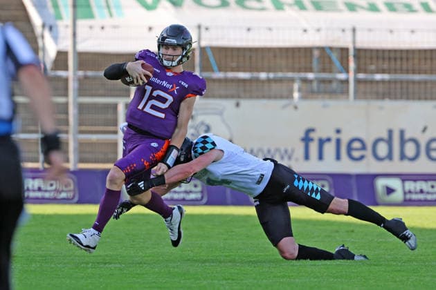Quarterback Ethan Garbers (Frankfurt Galaxy Nr. 12) ist immer zu eigenen Läufen gezwungen, Frankfurt Galaxy - Munich Ravens, American Football, EFA, The European Football Alliance, Saison 2026, Bornheimer Hang, 30.05.2026, Frankfurt Bornheimer Hang Deutschland