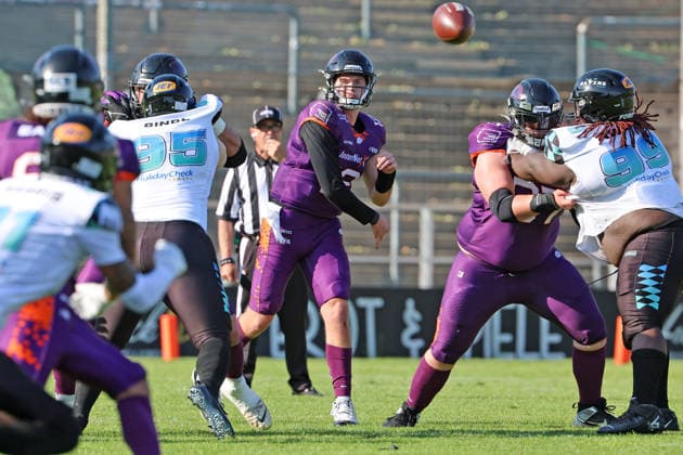 Quarterback Ethan Garbers (Frankfurt Galaxy Nr. 12) beim erfolgreichen Passwurf, Frankfurt Galaxy - Munich Ravens, American Football, EFA, The European Football Alliance, Saison 2026, Bornheimer Hang, 30.05.2026, Frankfurt Bornheimer Hang Deutschland