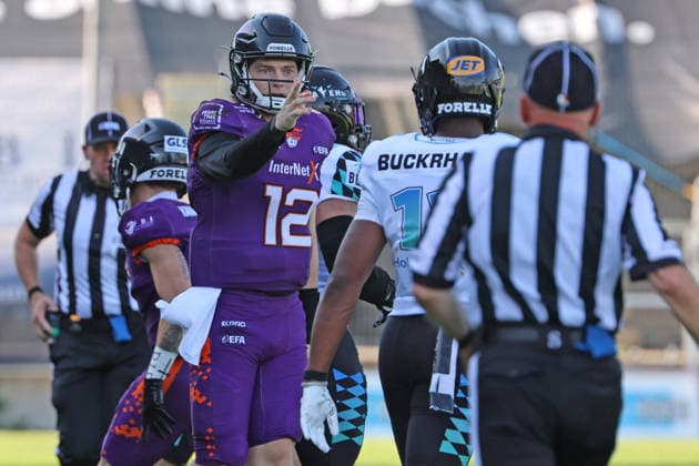 Quarterback Ethan Garbers (Frankfurt Galaxy Nr. 12) ist immer zu eigenen Läufen gezwungen und gibt die Richtung vor, Frankfurt Galaxy - Munich Ravens, American Football, EFA, The European Football Alliance, Saison 2026, Bornheimer Hang, 30.05.2026, Frankfurt Bornheimer Hang Deutschland