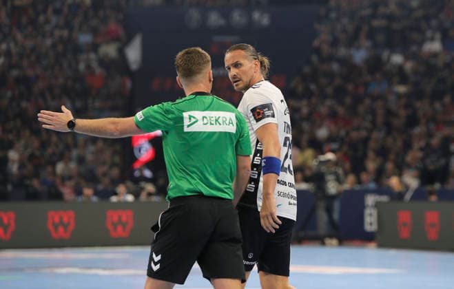 photo : Kent Robin Tönnesen Tonnesen ( Flensburg ) hadert mit dem Schiedsrichter Handball Herren am Sa. 30.05.2026 Mens EHF European League , Final Four in Hamburg SG Flensburg - Melsungen, Halbfinale