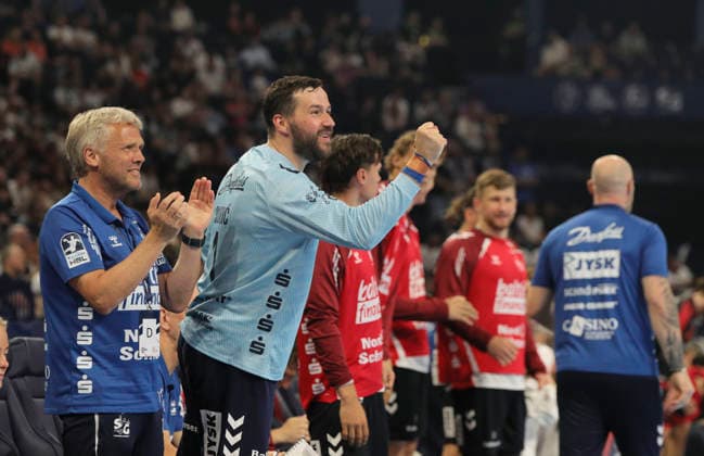 photo : Torhüter Benjamin Buric ( Flensburg ) und links .... Torsten AHNSEL ( Teamarzt ) Handball Herren am Sa. 30.05.2026 Mens EHF European League , Final Four in Hamburg SG Flensburg - Melsungen, Halbfinale