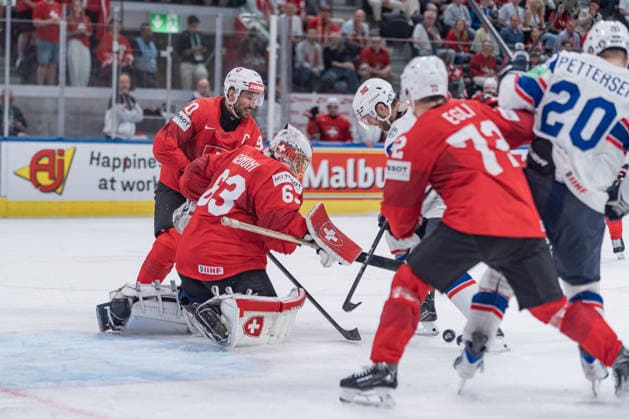 30 05 2026, Zurich, Swiss Life Arena, Ice hockey, Eishockey World Championships Semifinal: Switzerland - Norway, 63 goalkeeper Leonardo Genoni (Switzerland), 90 Roman Josi (Switzerland) Zurich Swiss Life Arena Zurich Switzerland Copyright: xJustPictures.ch StefanxEmchx jp-de-StEm-DSC0120420260530