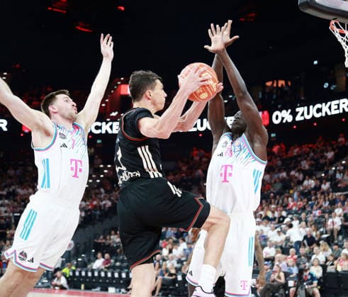 von links Grayson MURPHY (Bonn), Vladimir LUCIC (Muenchen), Kur JONGKUCH (Bonn), Herren Basketball Bundesliga, 2025 26, play off Halbfinale, erste Spiel, FC Bayern Muenchen Basketball vs Telekom Baskets Bonn, SAP Garden3, 30.05.26 Copyright: WolfgangxFehrmann