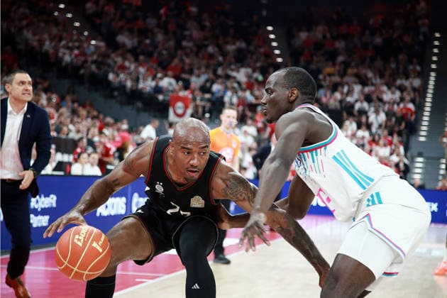 von links Isiaha MIKE (M?nchen), Tylan BIRTS (Bonn), Herren Basketball Bundesliga, 2025 26, play off Halbfinale, erste Spiel, FC Bayern Muenchen Basketball vs Telekom Baskets Bonn, SAP Garden3, 30.05.26 Copyright: WolfgangxFehrmann