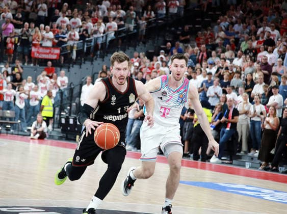 von links Andreas OBST (Muenchen), Grayson MURPHY (Bonn), Herren Basketball Bundesliga, 2025 26, play off Halbfinale, erste Spiel, FC Bayern Muenchen Basketball vs Telekom Baskets Bonn, SAP Garden3, 30.05.26 Copyright: WolfgangxFehrmann