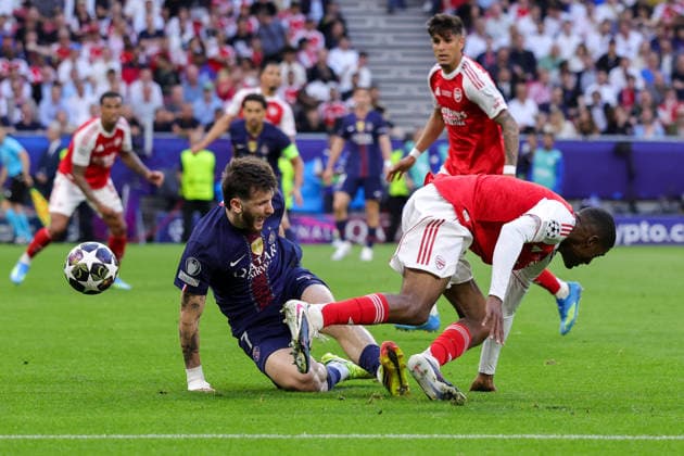 BUDAPEST, HUNGARY - MAY 30: Khvicha Kvaratskhelia of Paris Saint-Germain, Cristhian Mosquera of Arsenal during the UEFA Champions League 2026 Final between Paris Saint-Germain and Arsenal FC at Puskas Arena on May 30, 2026 in Budapest, Hungary.  Copyright: xRenexNijhuis MBxMediax