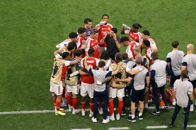 Arsenal v Paris Saint-Germain 30 May 2026 Budapest - UEFA Champions League Final - Arsenal v Paris Saint-Germain - Arsenal manager Mikel Arteta talks to his players before extra time - (Photo by Jacques Feeney) Budapest Hungary Copyright: xJacquesxFeeneyxOffside