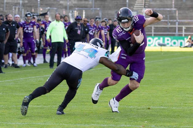 EFA - European Football Alliance: Frankfurt Galaxy - Munich Ravens, 30.05.2026 Ethan Garbers (Frankfurt Galaxy 12) läuft mit dem Ball und weicht Maleka Mbala (Munich Ravens 44) aus, Frankfurt Galaxy - Munich Ravens, Frankfurt, PSD Bank Arena, 30.5.2026 Copyright: xBEAUTIFULxSPORTS Gawlikx