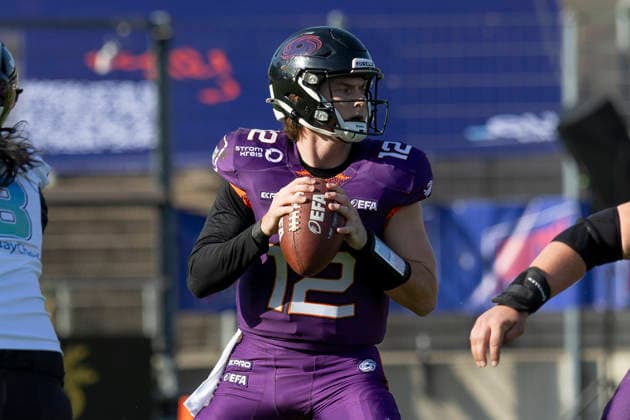 EFA - European Football Alliance: Frankfurt Galaxy - Munich Ravens, 30.05.2026 Ethan Garbers (Frankfurt Galaxy 12) sucht einen Mitspieler und hat den Ball in den Händen, Frankfurt Galaxy - Munich Ravens, Frankfurt, PSD Bank Arena, 30.5.2026 Copyright: xBEAUTIFULxSPORTS Gawlikx