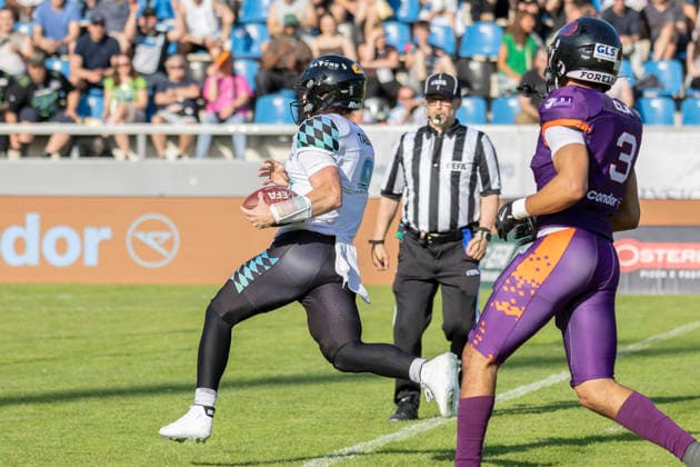 EFA - European Football Alliance: Frankfurt Galaxy - Munich Ravens, 30.05.2026 Russell Tabor (Munich Ravens 9) ist den ball selbst gelaufen und erzielt einen Touchdown, Jaylen Clay (Frankfurt Galaxy 3) konnte ihn nciht mehr stoppen, Frankfurt Galaxy - Munich Ravens, Frankfurt, PSD Bank Arena, 30.5.2026 Copyright: xBEAUTIFULxSPORTS Gawlikx