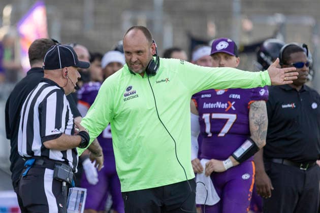 EFA - European Football Alliance: Frankfurt Galaxy - Munich Ravens, 30.05.2026 Thomas Kösling (Head Coach Frankfurt Galaxy) im GEspräch mit einem Schiedsrichter Referee, Frankfurt Galaxy - Munich Ravens, Frankfurt, PSD Bank Arena, 30.5.2026 Copyright: xBEAUTIFULxSPORTS Gawlikx