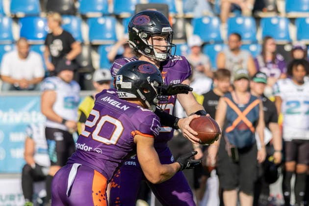 EFA - European Football Alliance: Frankfurt Galaxy - Munich Ravens, 30.05.2026 Ethan Garbers (Frankfurt Galaxy 12) übergibt den Ball an Running Back Gerald Ameln (Frankfurt Galaxy 20), Frankfurt Galaxy - Munich Ravens, Frankfurt, PSD Bank Arena, 30.5.2026 Copyright: xBEAUTIFULxSPORTS Gawlikx