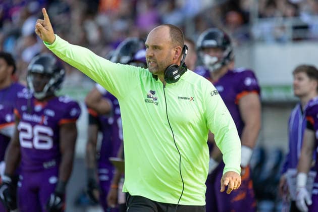 EFA - European Football Alliance: Frankfurt Galaxy - Munich Ravens, 30.05.2026 Thomas Kösling (Head Coach Frankfurt Galaxy) zeigt etwas an, Freisteller, Portrait Porträt, Frankfurt Galaxy - Munich Ravens, Frankfurt, PSD Bank Arena, 30.5.2026 Copyright: xBEAUTIFULxSPORTS Gawlikx
