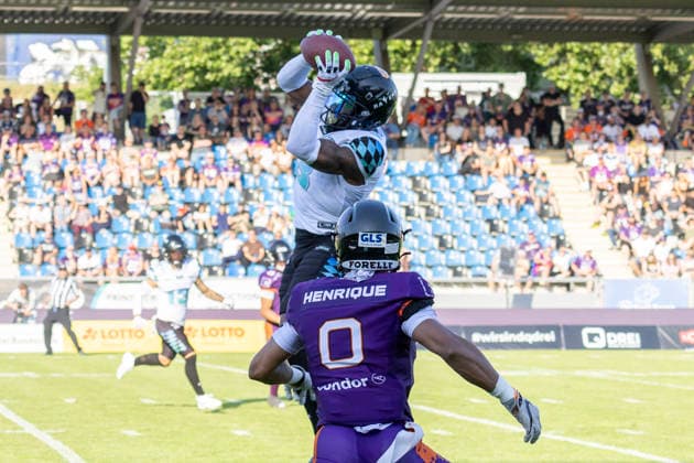 EFA - European Football Alliance: Frankfurt Galaxy - Munich Ravens, 30.05.2026 Malik Stanley (Munich Ravens 3) fängt den Ball & Roedion Henrique (Frankfurt Galaxy 0) kann das nicht verhindern, Frankfurt Galaxy - Munich Ravens, Frankfurt, PSD Bank Arena, 30.5.2026 Copyright: xBEAUTIFULxSPORTS Gawlikx