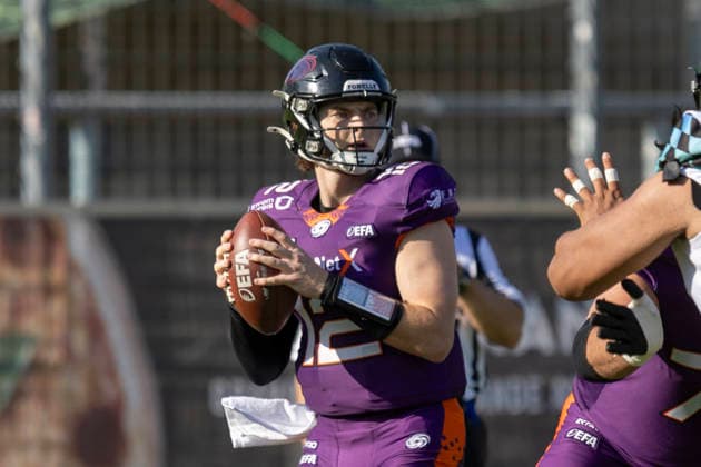 EFA - European Football Alliance: Frankfurt Galaxy - Munich Ravens, 30.05.2026 Ethan Garbers (Frankfurt Galaxy 12) sucht nach einer Anspielstation und hat den Football in den Hönden, Frankfurt Galaxy - Munich Ravens, Frankfurt, PSD Bank Arena, 30.5.2026 Copyright: xBEAUTIFULxSPORTS Gawlikx