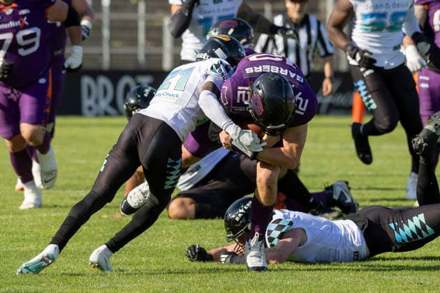 EFA - European Football Alliance: Frankfurt Galaxy - Munich Ravens, 30.05.2026 Ethan Garbers (Frankfurt Galaxy 12) wird von Bijon Harris (Munich Ravens 21) gestoppt getackled, Frankfurt Galaxy - Munich Ravens, Frankfurt, PSD Bank Arena, 30.5.2026 Copyright: xBEAUTIFULxSPORTS Gawlikx
