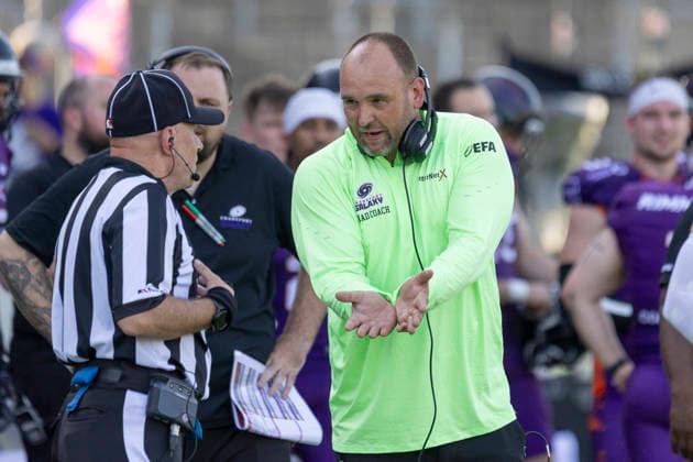 EFA - European Football Alliance: Frankfurt Galaxy - Munich Ravens, 30.05.2026 Thomas Kösling (Head Coach Frankfurt Galaxy) im GEspräch mit einem Schiedsrichter Referee, Frankfurt Galaxy - Munich Ravens, Frankfurt, PSD Bank Arena, 30.5.2026 Copyright: xBEAUTIFULxSPORTS Gawlikx