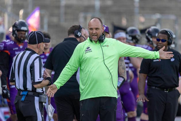 EFA - European Football Alliance: Frankfurt Galaxy - Munich Ravens, 30.05.2026 Thomas Kösling (Head Coach Frankfurt Galaxy) im GEspräch mit einem Schiedsrichter Referee, Frankfurt Galaxy - Munich Ravens, Frankfurt, PSD Bank Arena, 30.5.2026 Copyright: xBEAUTIFULxSPORTS Gawlikx