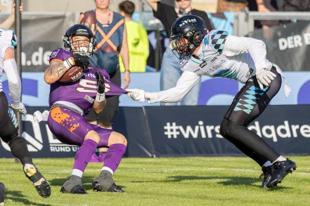 EFA - European Football Alliance: Frankfurt Galaxy - Munich Ravens, 30.05.2026 Paul Kavadia-Lenhardt (Frankfurt Galaxy 5) mit dem Ball in der Hand wird von Christoph Nitzlnader (Munich Ravens 2) am Trikot JErsey festgehalten, Frankfurt Galaxy - Munich Ravens, Frankfurt, PSD Bank Arena, 30.5.2026 Copyright: xBEAUTIFULxSPORTS Gawlikx