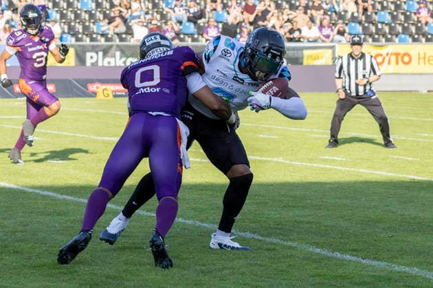 EFA - European Football Alliance: Frankfurt Galaxy - Munich Ravens, 30.05.2026 Roedion Henrique (Frankfurt Galaxy 0) ringt tackled Malik Stanley (Munich Ravens 3) zu Boden, Frankfurt Galaxy - Munich Ravens, Frankfurt, PSD Bank Arena, 30.5.2026 Copyright: xBEAUTIFULxSPORTS Gawlikx
