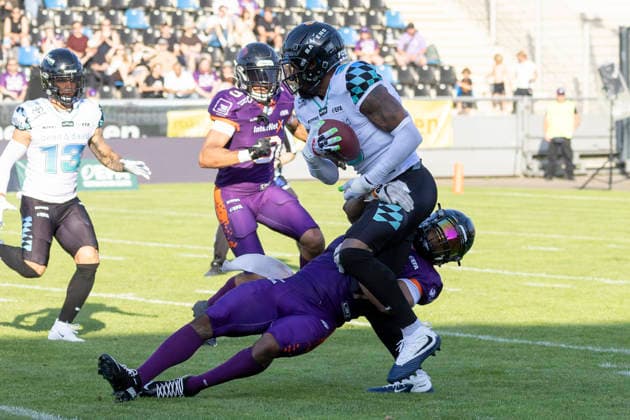 EFA - European Football Alliance: Frankfurt Galaxy - Munich Ravens, 30.05.2026 Roedion Henrique (Frankfurt Galaxy 0) ringt tackled Malik Stanley (Munich Ravens 3) zu Boden,Frankfurt Galaxy - Munich Ravens, Frankfurt, PSD Bank Arena, 30.5.2026 Copyright: xBEAUTIFULxSPORTS Gawlikx
