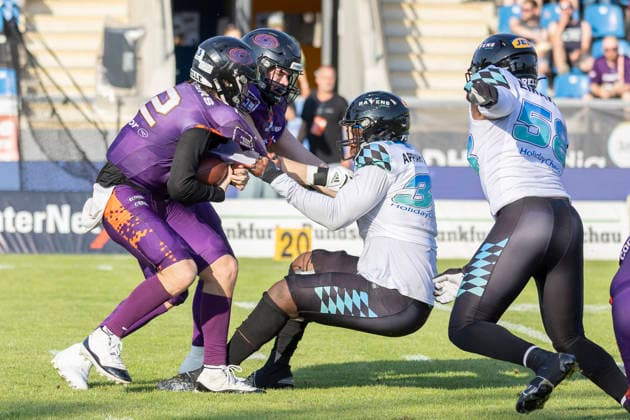 EFA - European Football Alliance: Frankfurt Galaxy - Munich Ravens, 30.05.2026 Justin Rodney (Munich Ravens 33) zerrt an Ethan Garbers (Frankfurt Galaxy 12), Frankfurt Galaxy - Munich Ravens, Frankfurt, PSD Bank Arena, 30.5.2026 Copyright: xBEAUTIFULxSPORTS Gawlikx