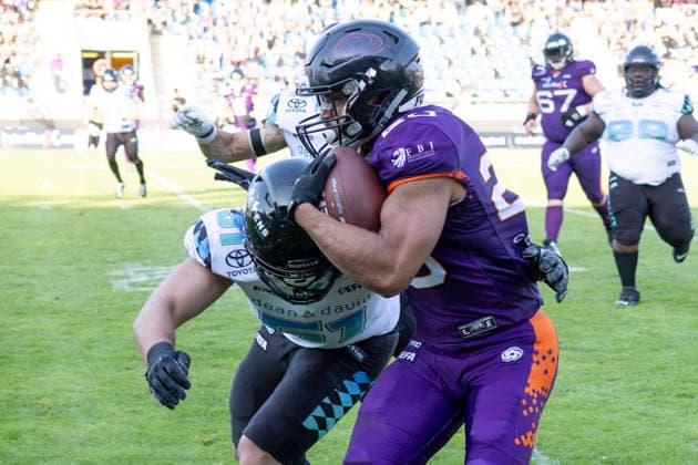EFA - European Football Alliance: Frankfurt Galaxy - Munich Ravens, 30.05.2026 Jonas Schwaiger (Munich Ravens 51) stoppt Gerald Ameln (Frankfurt Galaxy 20), Frankfurt Galaxy - Munich Ravens, Frankfurt, PSD Bank Arena, 30.5.2026 Copyright: xBEAUTIFULxSPORTS Gawlikx