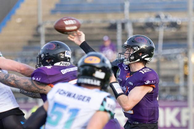 EFA - European Football Alliance: Frankfurt Galaxy - Munich Ravens, 30.05.2026 Ethan Garbers (Frankfurt Galaxy 12) wirft den Ball, Frankfurt Galaxy - Munich Ravens, Frankfurt, PSD Bank Arena, 30.5.2026 Copyright: xBEAUTIFULxSPORTS Gawlikx