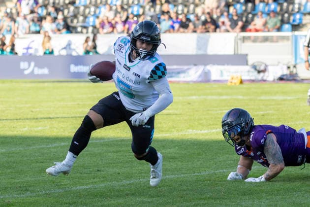 EFA - European Football Alliance: Frankfurt Galaxy - Munich Ravens, 30.05.2026 Justus Seelig (Munich Ravens 5) läuft mit dem Ball und weicht einem Spieler der Galaxy aus, Frankfurt Galaxy - Munich Ravens, Frankfurt, PSD Bank Arena, 30.5.2026 Copyright: xBEAUTIFULxSPORTS Gawlikx