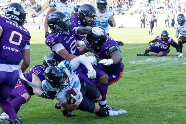 EFA - European Football Alliance: Frankfurt Galaxy - Munich Ravens, 30.05.2026 Justus Seelig (Munich Ravens 5) wird von mehreren Spielern der Galaxy gestoppt darunter Mason Chambers (Frankfurt Galaxy 2), Frankfurt Galaxy - Munich Ravens, Frankfurt, PSD Bank Arena, 30.5.2026 Copyright: xBEAUTIFULxSPORTS Gawlikx