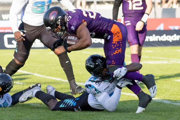 EFA - European Football Alliance: Frankfurt Galaxy - Munich Ravens, 30.05.2026 Gerald Ameln (Frankfurt Galaxy 20) wird von Divine Buckrham (Munich Ravens 11) gestoppt getackled, Frankfurt Galaxy - Munich Ravens, Frankfurt, PSD Bank Arena, 30.5.2026 Copyright: xBEAUTIFULxSPORTS Gawlikx