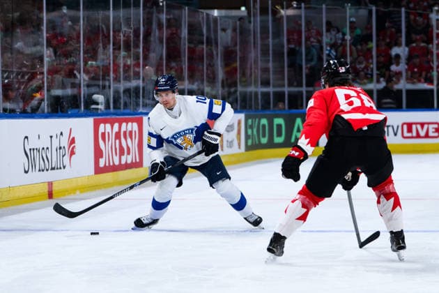 260530 Henri Jokiharju of Finland and Emmitt Finnie of Canada during the 2026 IIHF Ice hockey, Eishockey World Championship, WM, Weltmeisterschaft semifinal match between Canada and Finland on May 30, 2026 in Zürich. Photo: Jesper Zerman BILDBYRAN kod JZ JZ0738 ishockey ice hockey ishockey-vm 2026 vm 2026 iihf world championship semifinal semifinals kanada canada finland bbeng Copyright: JESPERxZERMAN BB260530JZ095