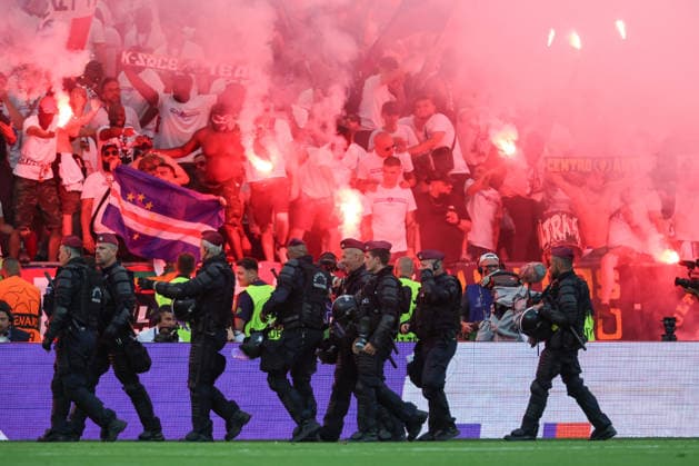 30.05.2026, xzstx, Fussball UEFA Champions League Finale 2026, Paris St. Germain - FC Arsenal London v.l. Symbolfoto, Symbolbild, Symbol Fans, Zuschauer, Publikum, Tribuene Polizei Pyro Pyrotechnik (DFL DFB REGULATIONS PROHIBIT ANY USE OF PHOTOGRAPHS as IMAGE SEQUENCES and or QUASI-VIDEO) Budapest