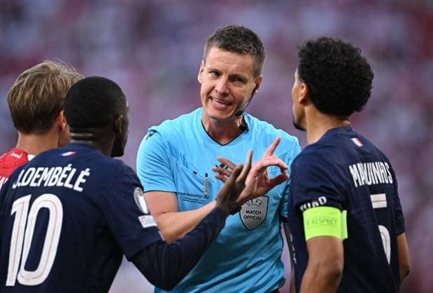 Hungary Soccer Champions League PSG - Arsenal 9177079 30.05.2026 Paris Saint-Germain s Ousmane Dembele, Referee Daniel Siebert and Paris Saint-Germain s Marquinhos argue during the UEFA Champions League final soccer match between Paris Saint-Germain (PSG) and Arsenal at Puskas Arena in Budapest, Hungary. Alexey Filippov Sputnik Budapest Hungary  Copyright: xAlexeyxFilippovx