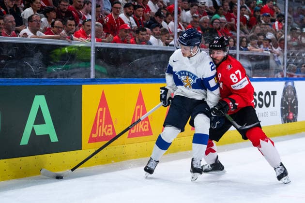 260530 Patrik Puistola of Finland and Sidney Crosby of Canada during the 2026 IIHF Ice hockey, Eishockey World Championship, WM, Weltmeisterschaft semifinal match between Canada and Finland on May 30, 2026 in Zürich. Photo: Jesper Zerman BILDBYRAN kod JZ JZ0738 ishockey ice hockey ishockey-vm 2026 vm 2026 iihf world championship semifinal semifinals kanada canada finland bbeng Copyright: JESPERxZERMAN BB260530JZ104