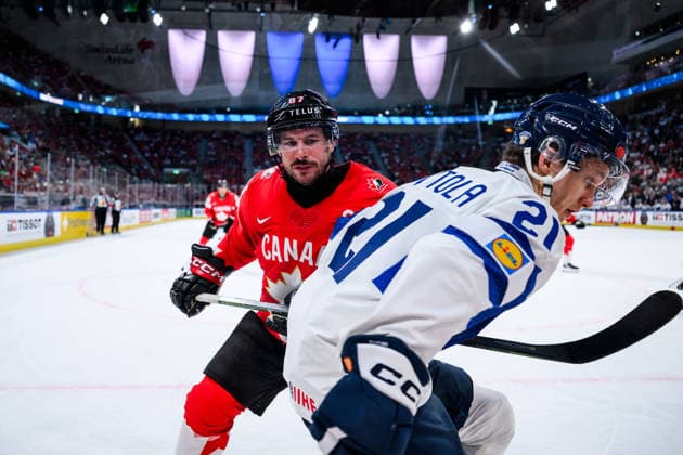 260530 Sidney Crosby of Canada and Patrik Puistola of Finland during the 2026 IIHF Ice hockey, Eishockey World Championship, WM, Weltmeisterschaft semifinal match between Canada and Finland on May 30, 2026 in Zürich. Photo: Jesper Zerman BILDBYRAN kod JZ JZ0738 ishockey ice hockey ishockey-vm 2026 vm 2026 iihf world championship semifinal semifinals kanada canada finland bbeng Copyright: JESPERxZERMAN BB260530JZ105