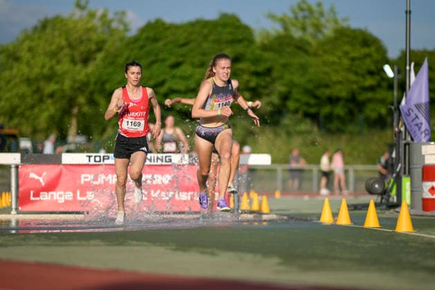 30.05.2026, xkaix, Leichtathletik Lange Laufnacht, Karlsruhe v.l. Sümeyye Erol (Türkei) und Packerin Olivia Gürth Karlsruhe