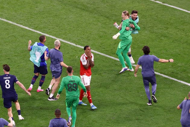 Arsenal v Paris Saint-Germain 30 May 2026 Budapest - UEFA Champions League Final - Arsenal v Paris Saint-Germain - Gabriel of Arsenal reacts after missing the vital penalty kick as PSG players rush to congratulate Paris Saint-Germain goalkeeper Matvey Safonov - (Photo by Jacques Feeney) Budapest Hungary Copyright: xJacquesxFeeneyxOffside